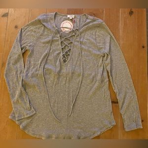 Umgee Lace-Up V-Neck, Long Sleeved, Ribbed Blouse in Gray. Size Large. NWT